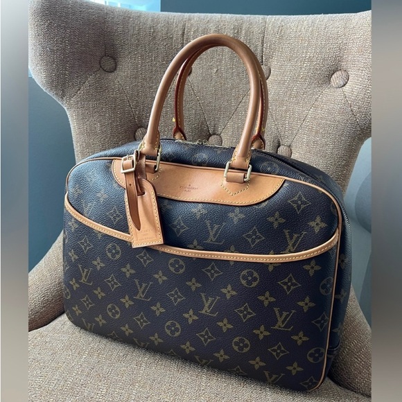 Louis Vuitton Monogram Deauville Boston Travel Bag. - Picture 1 of 12